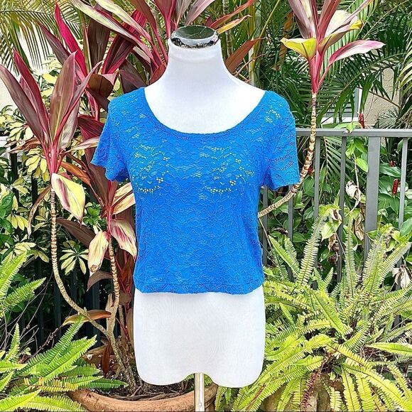 Express Blue Lace Cropped Tee - Picture 2 of 7